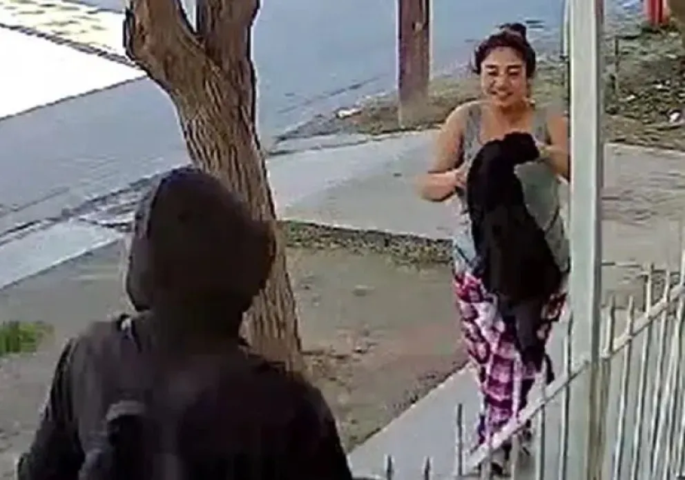 VIDEO: Jóvenes cubrieron una batería y no por las bajas temperaturas