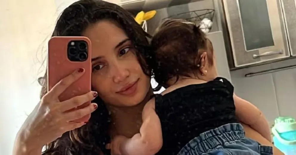 La insólita postura en la que Melody Luz amamanta a su hija Venezia