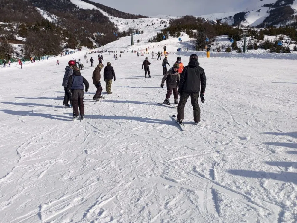 Jóvenes del programa Montaña Barrial esquiaron en Catedral
