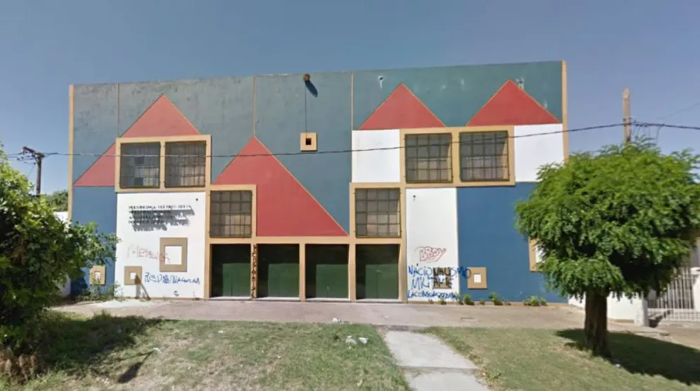 Un adolescente llevó el arma de su mamá policía a la escuela y amenazó a un compañero 