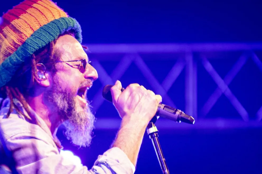 Nonpalidece en Bariloche: recital humeante y un “saludo” para Milei