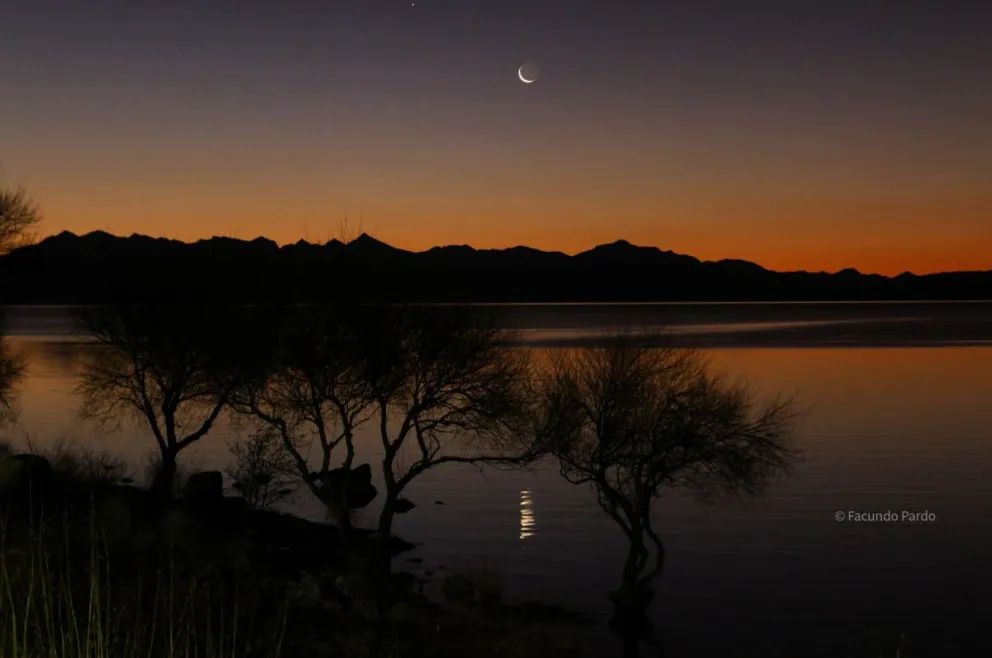 Hermosa postal del crepúsculo desde el lago Nahuel Huapi 