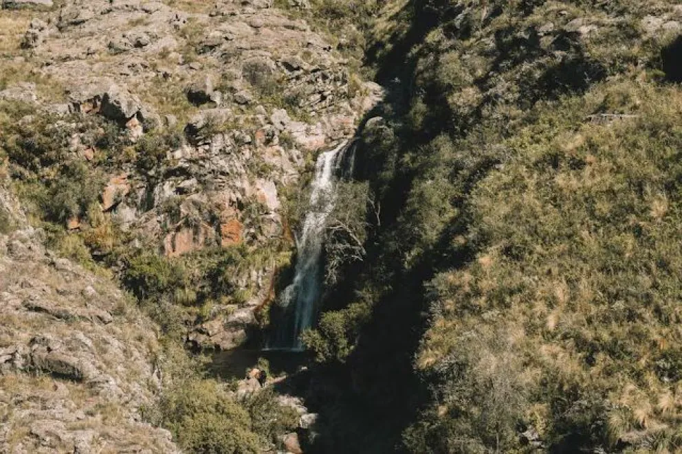 Una mujer perdió la vida al caer de un barranco de 50 metros de altura