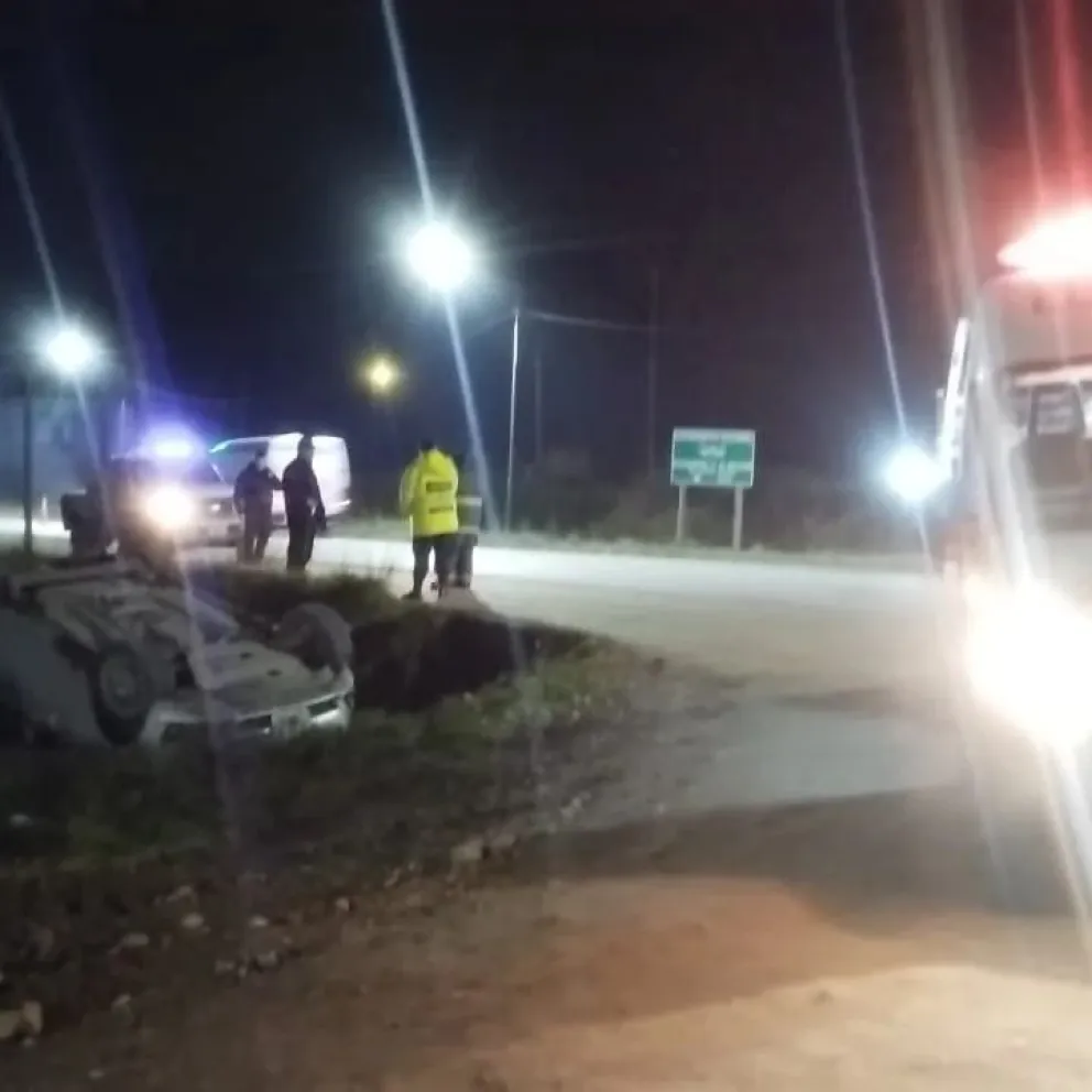 Conductor debió ser hospitalizado tras volcar con su automóvil en Ruta 40