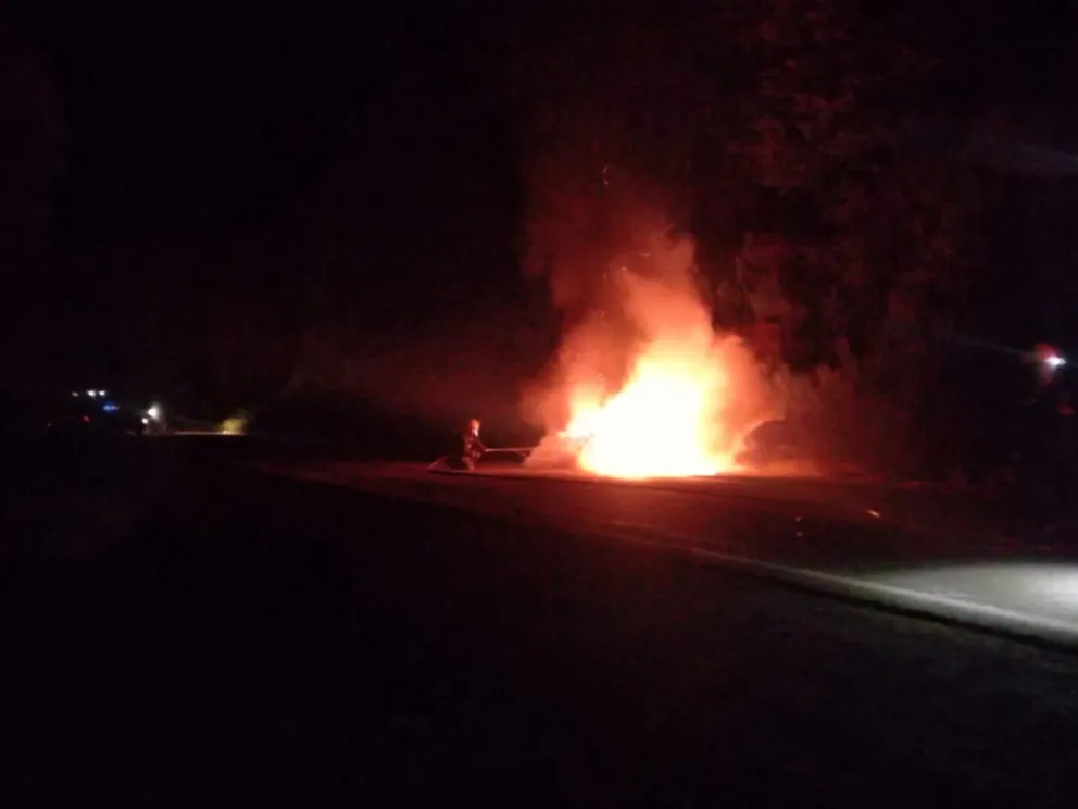 Viajaban hacia Bariloche pero golpearon una piedra en Ruta 40 y se les incendió el auto