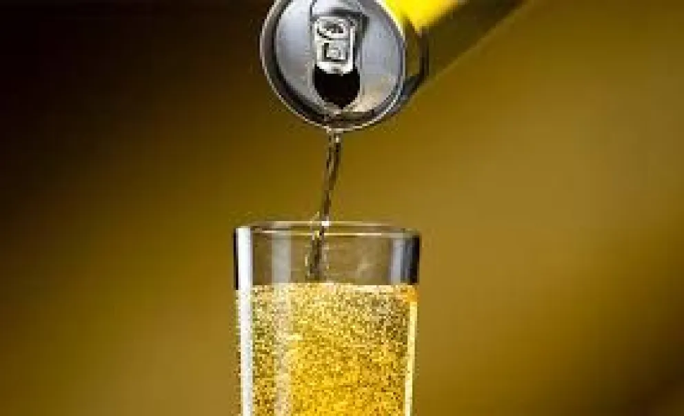 Advierten sobre los riesgos de combinar alcohol con bebidas energizantes