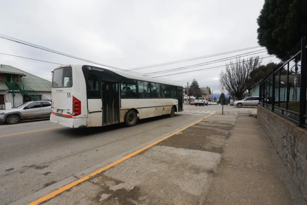 Encontró a su expareja en el colectivo y la agredió: siete meses de prisión