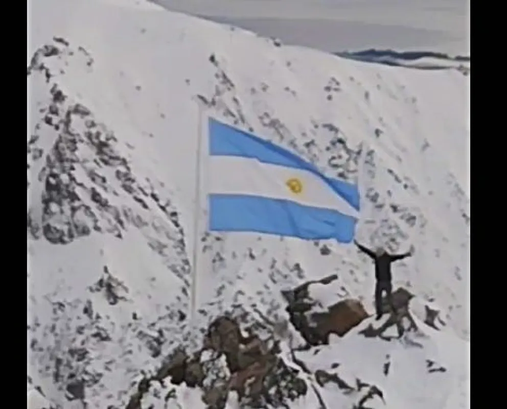 Impresionante video de una Bandera Argentina en uno de los lugares más hermosos de Bariloche