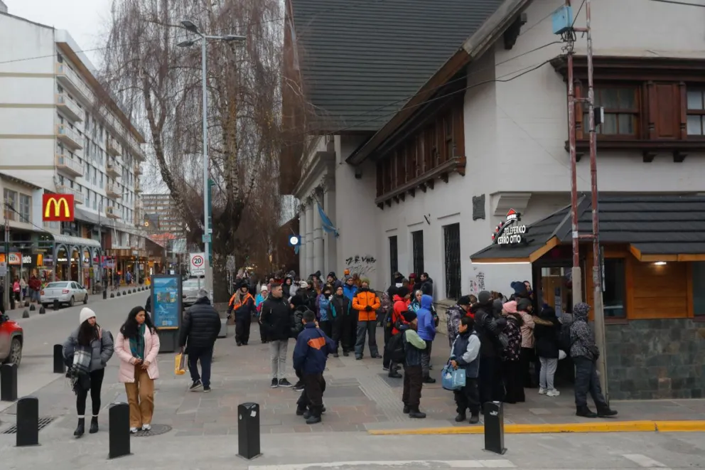 Muchos turistas disfrutando del 9 de Julio en Bariloche 