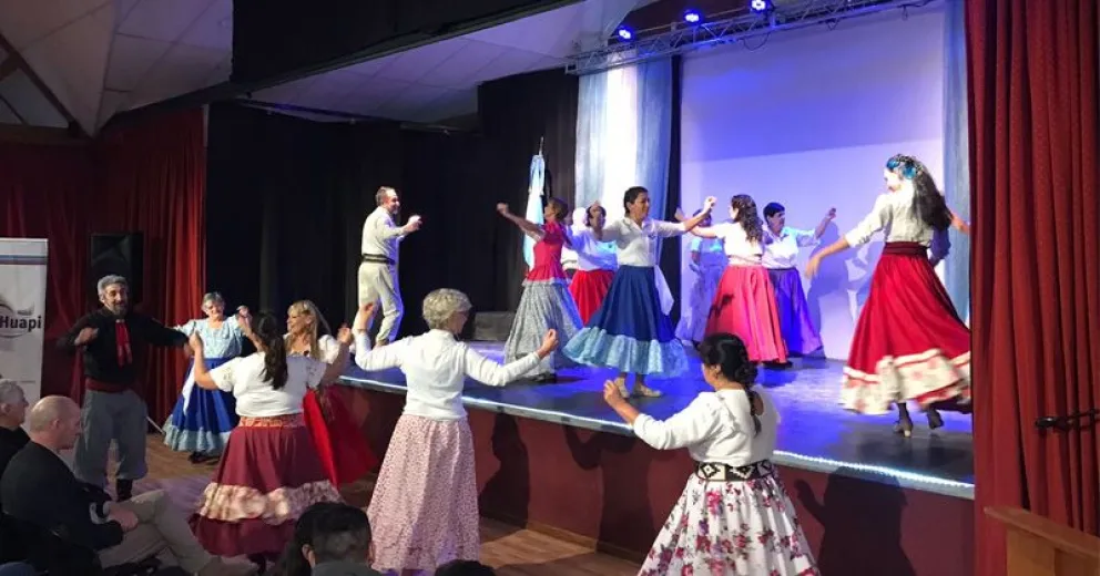 En Dina Huapi se festejó el 9 de Julio a pura danza