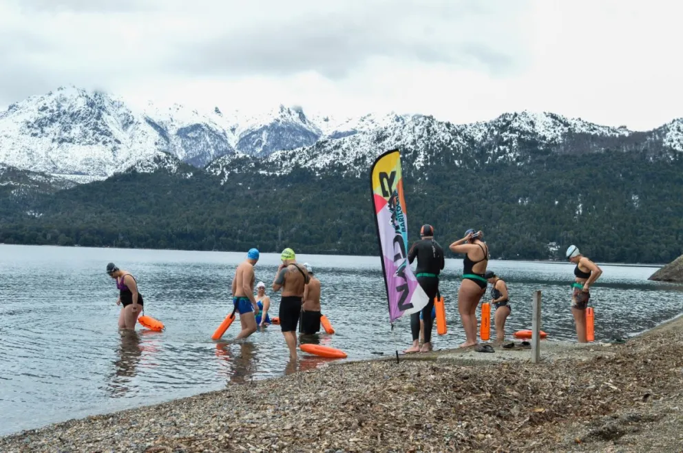 A pesar del frío nadaron por la Independencia y después compartieron un guiso
