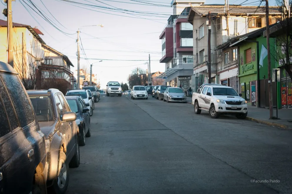 Batalla campal en la puerta de un comercio: un policía herido y dos “clientes” detenidos