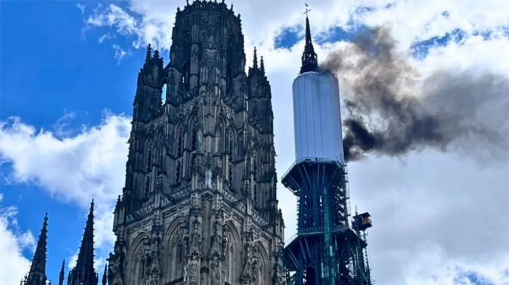 Francia: se incendió la torre de la Catedral de Notre Dame