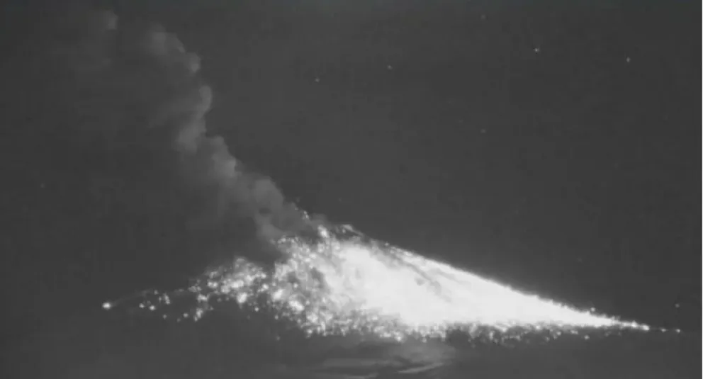 Una explosión en el volcán Villarrica provocó una columna de 600 metros de altura