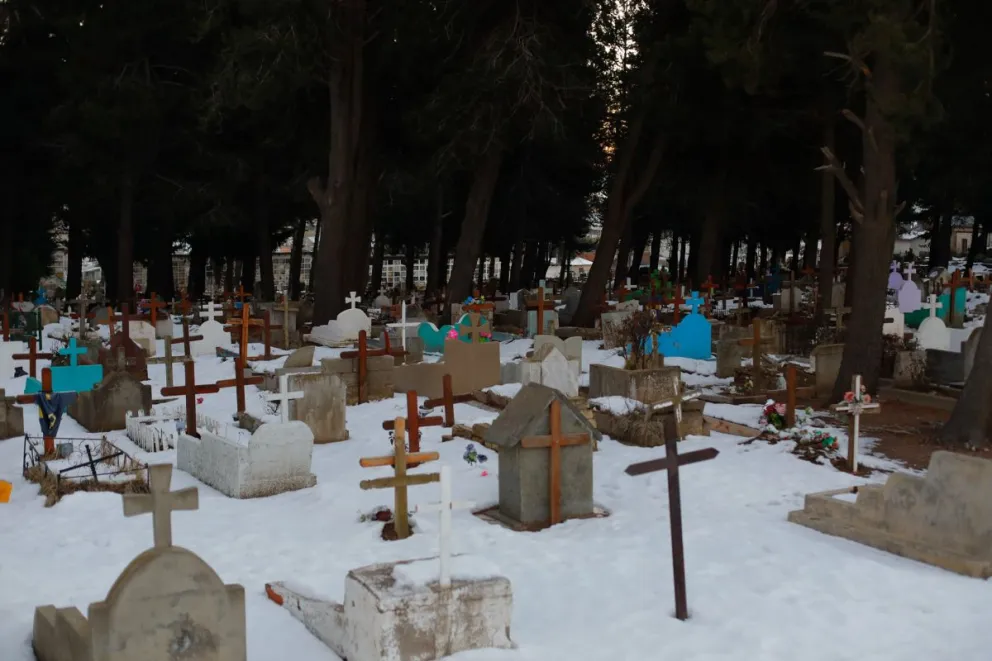 Excavaron una sepultura y provocaron daños en un féretro en el cementerio municipal