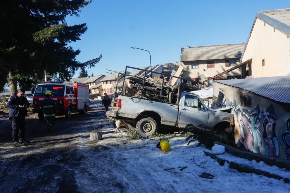 Conductor perdió el control por un manchón de hielo y frenó contra una estructura de hormigón 