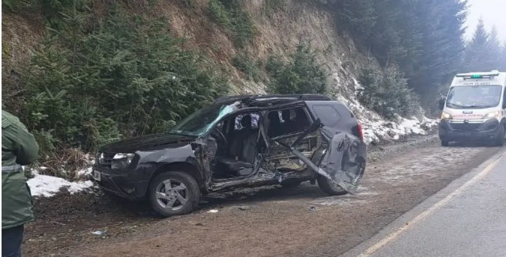 Derivan de urgencia al hospital de Bariloche al hombre que chocó de frente contra un camión