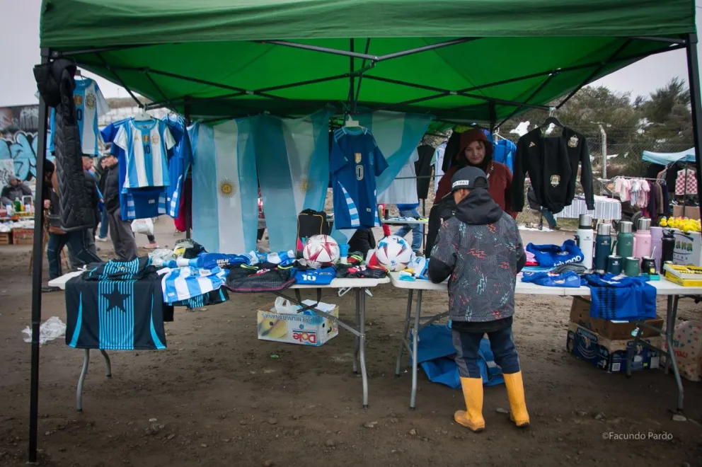 Aumentó la informalidad y los emprendimientos unipersonales. En imagen, la Feria en Bariloche ubicada cerca del hogar Emaus. Foto: Facundo Pardo