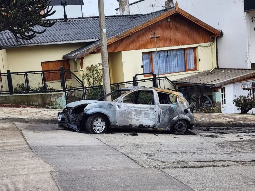 Violenta discusión de pareja terminó con incendio intencional de un auto