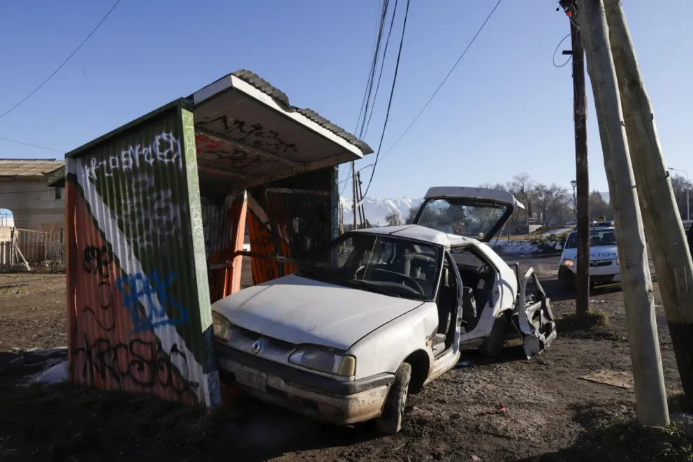 Triángulo amoroso accidentado: terminó chocando de frente contra una garita en Bariloche