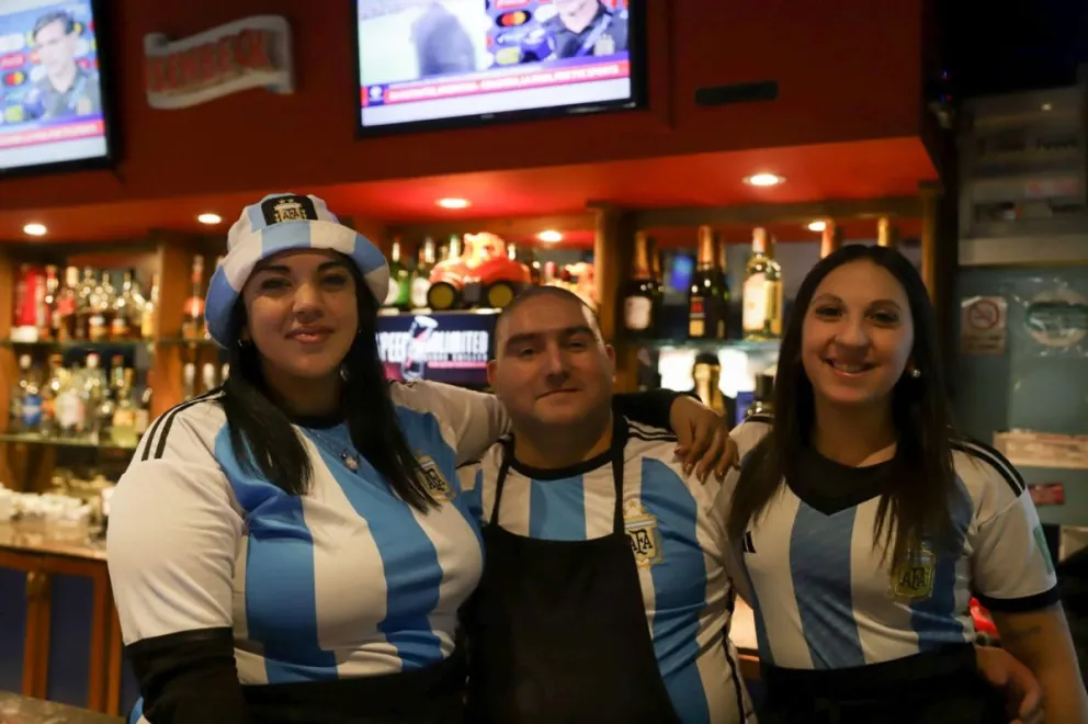 Ya se vive la previa del Argentina-Colombia en los bares y restaurantes de Bariloche