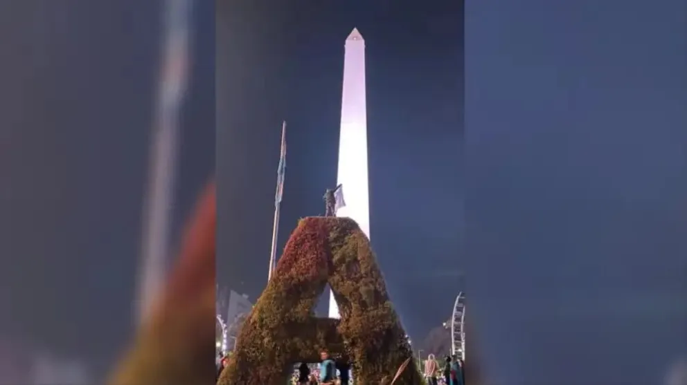 Hincha perdió la vida tras caer de un cartel en inmediaciones al Obelisco