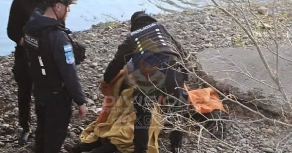 Un policía salvó a una mujer de ahogarse en el río Limay
