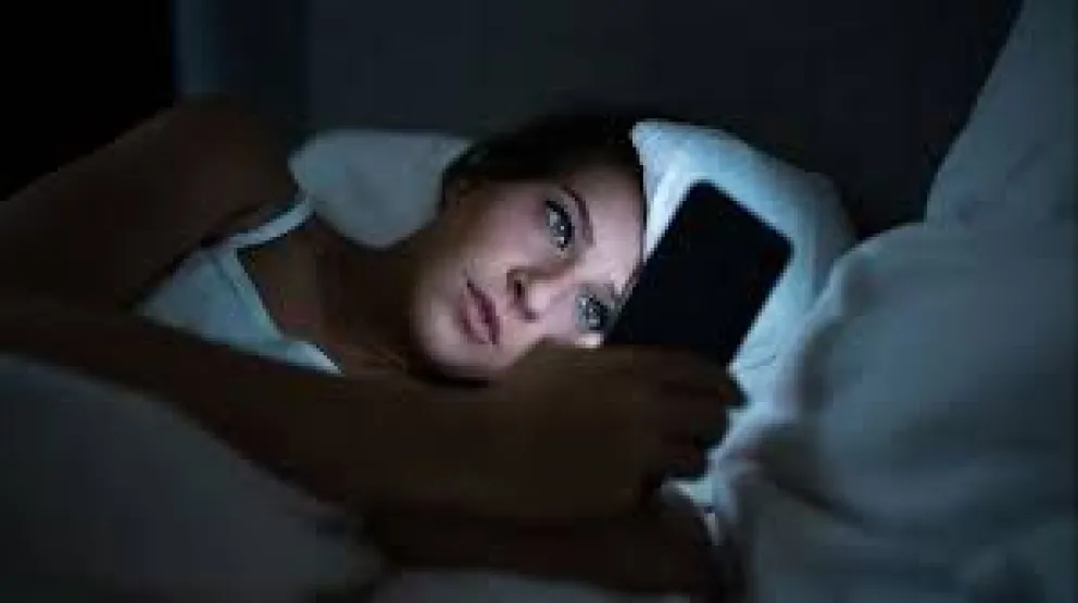Qué es el vamping, un hábito que perjudica el buen descanso