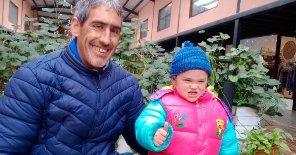 Pía y su papá encontraron un alquiler acorde en El Bolsón