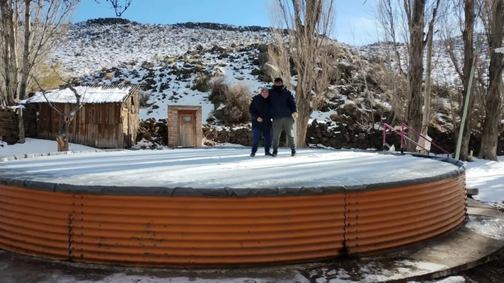 Las bajas temperaturas congelaron el agua de un tanque australiano