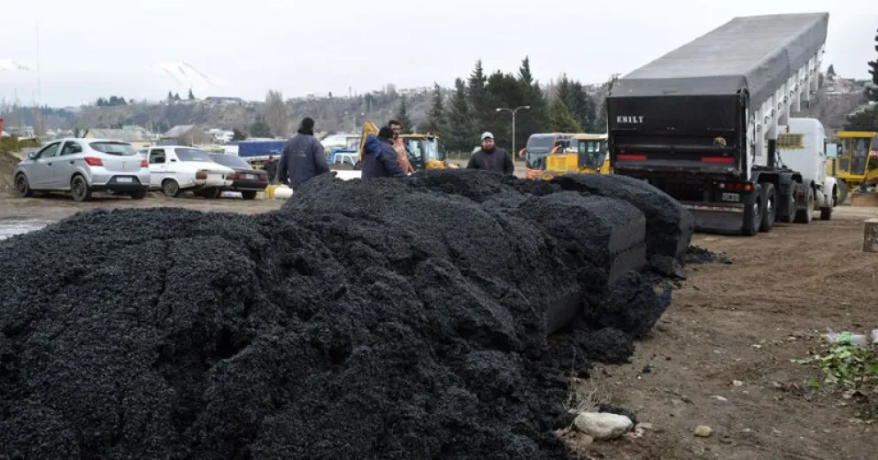 Más de 28 toneladas de asfalto para el bacheo de calles locales