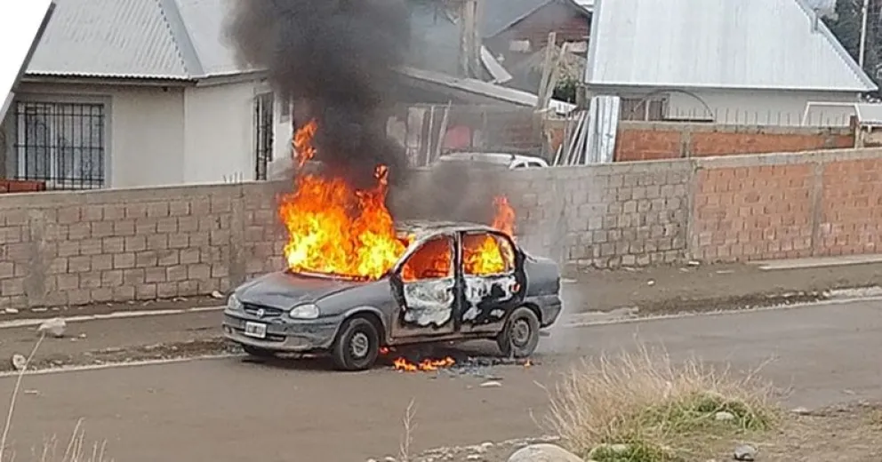 Ardió un auto y provocó temor en los vecinos del barrio San Francisco  