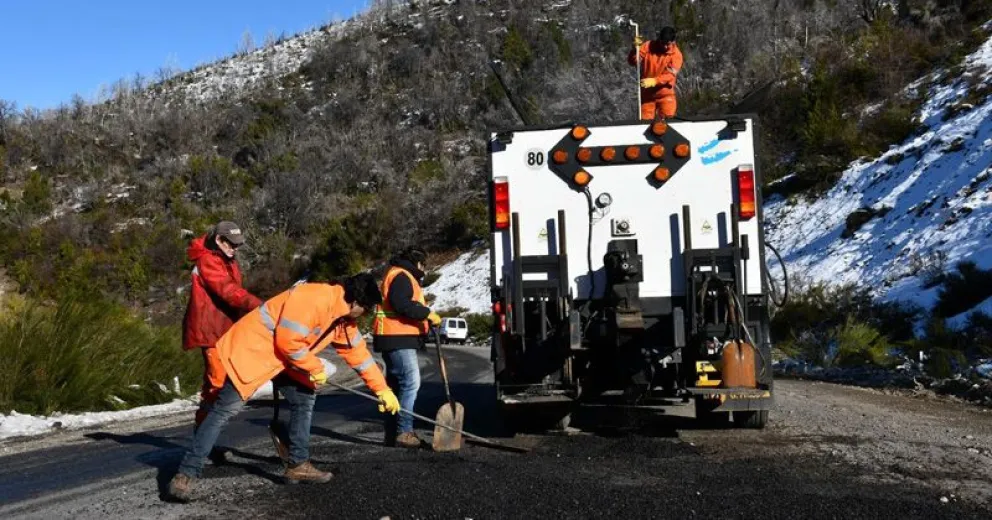Piden precaución por tareas de bacheo entre Bariloche y El Bolsón