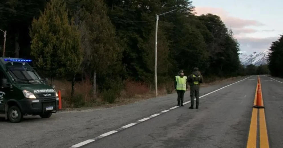 Gendarmes volcaron su camioneta cerca de Villa Mascardi
