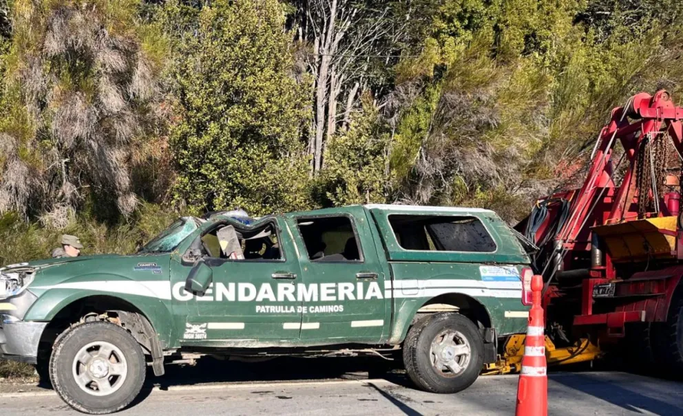 Así quedó la camioneta de Gendarmería después del vuelco en Ruta 40