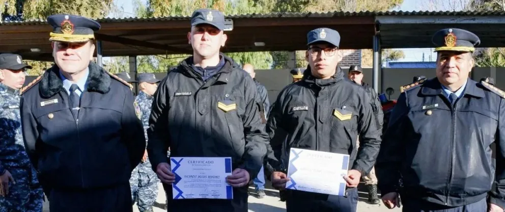 Policías Neuquinos recibieron reconocimiento por salvar a una mujer en el Río Limay