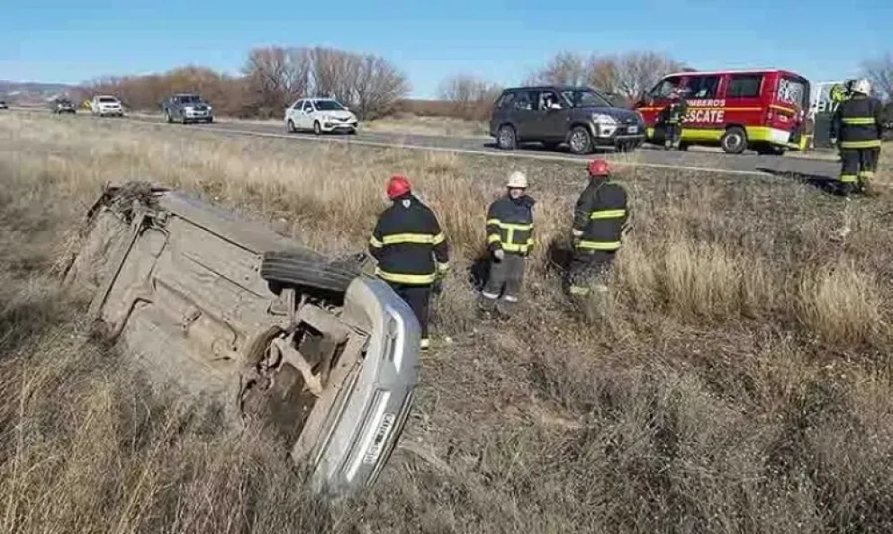 Cuatro cipoleños protagonizaron un vuelco en la ruta 234 y una mujer se encuentra internada
