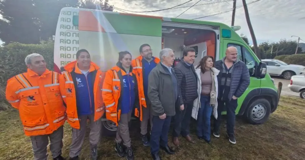 Weretilneck entregó ambulancia nueva en Dina Huapi