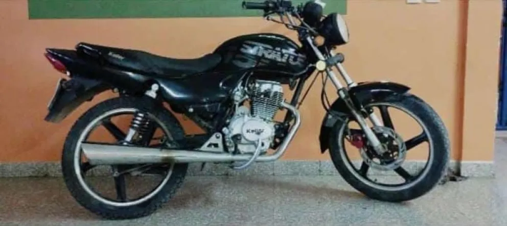 A pesar de las medidas de seguridad, robaron una moto en la plaza Belgrano