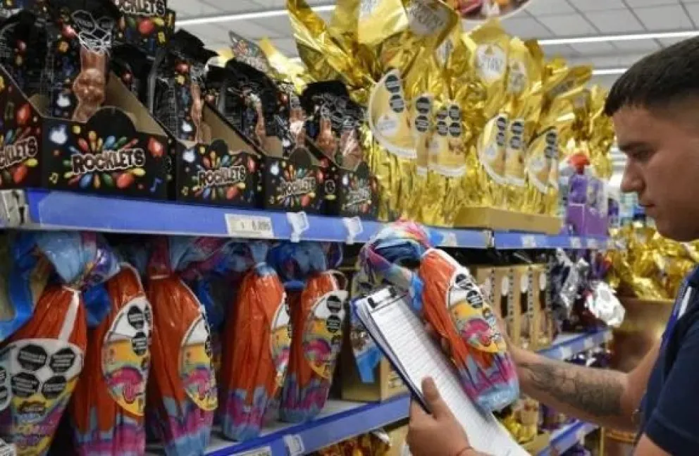 Multaron a una cadena de supermercados por exhibir ultraprocesados en la línea de cajas