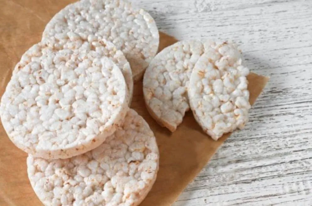 La Anmat prohibió la venta de un aceite de oliva y una marca de galletas de arroz