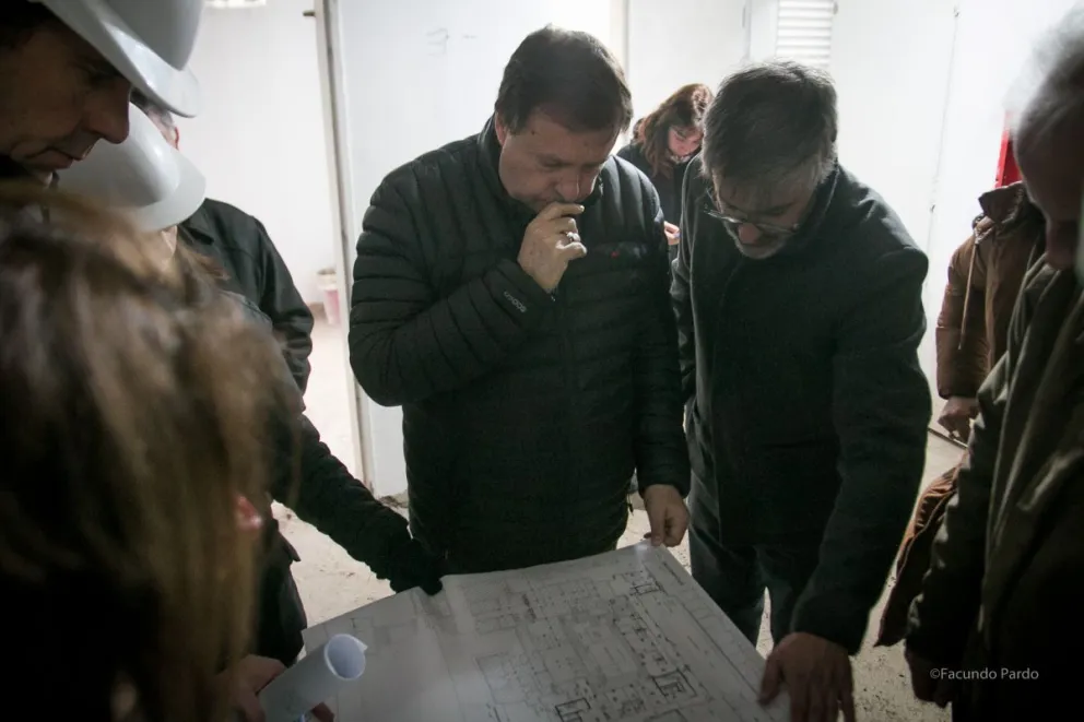 En fotos, así fue la recorrida de Weretilneck por el hospital de Bariloche  