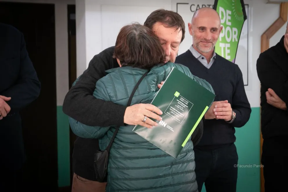 En Bariloche, el gobernador entregó escrituras, personerías, aportes y becas deportivas