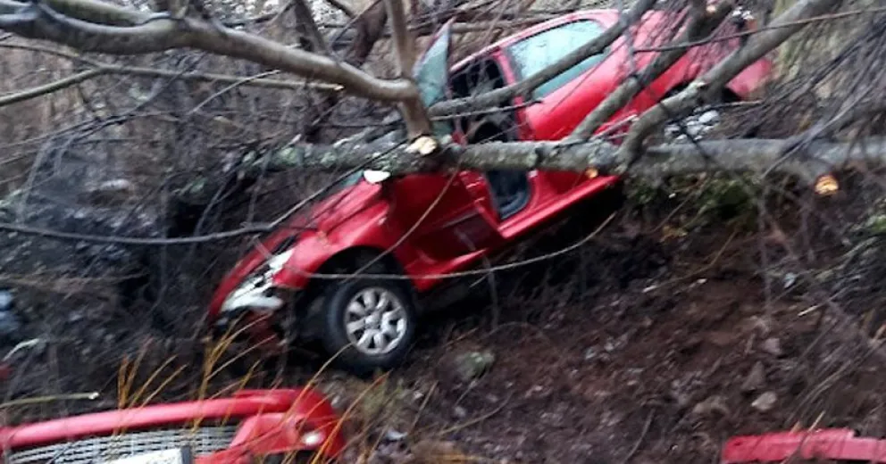 Volcaron y otros conductores los trajeron hasta el hospital de Bariloche