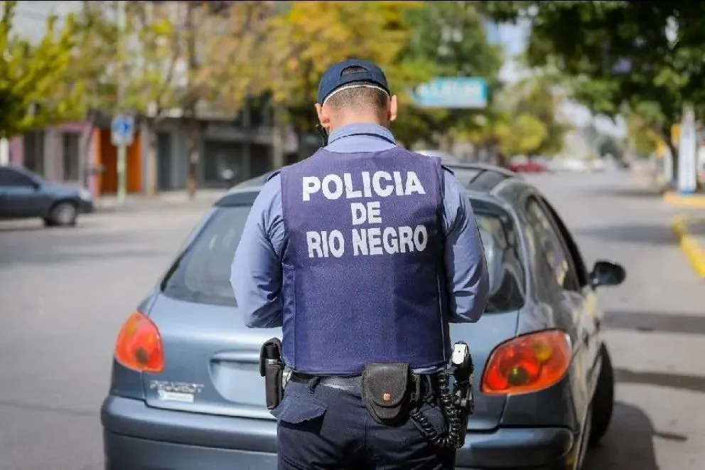 Policías héroes: le salvaron la vida a un bebé en el barrio Mosconi