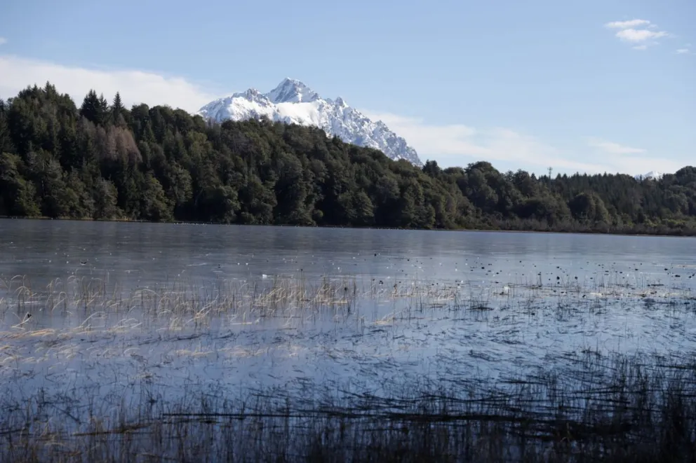 Se congeló parte de la laguna El Trébol
