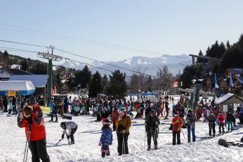 Turistas brasileños copan Bariloche y disfrutan de la magia del invierno en Catedral 