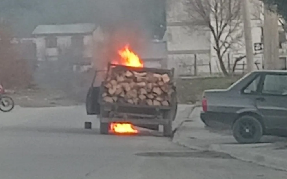 Bomberos Voluntarios tuvieron que asistir a una camioneta que se prendió fuego cargada de leña 