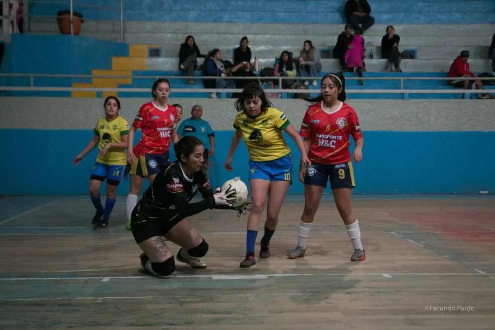 Bomberos se llena de fútbol femenino