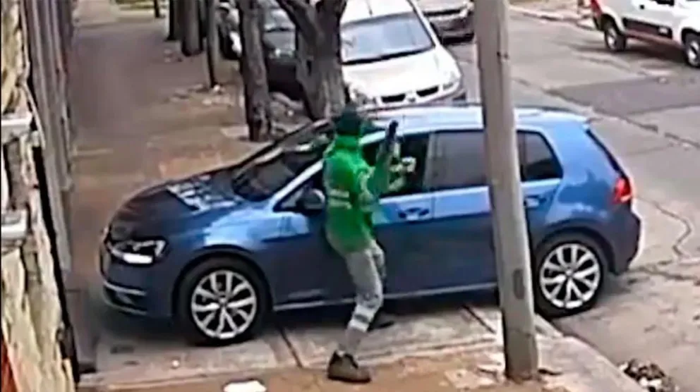 Video: le quisieron robar el auto y un barrendero los corrió a escobazos